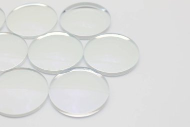 Beyaz arkaplandaki lens gözlüklerinin yakınlaştırılması 