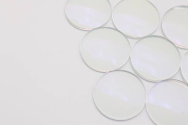 Beyaz arkaplandaki lens gözlüklerinin yakınlaştırılması 