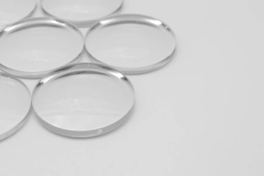 Beyaz arkaplandaki lens gözlüklerinin yakınlaştırılması 