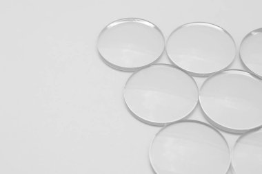 Beyaz arkaplandaki lens gözlüklerinin yakınlaştırılması 