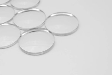 Beyaz arkaplandaki lens gözlüklerinin yakınlaştırılması 