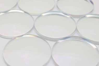 Beyaz arkaplandaki lens gözlüklerinin yakınlaştırılması 