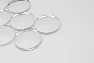 Beyaz arkaplandaki lens gözlüklerinin yakınlaştırılması 