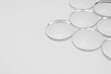 Beyaz arkaplandaki lens gözlüklerinin yakınlaştırılması 