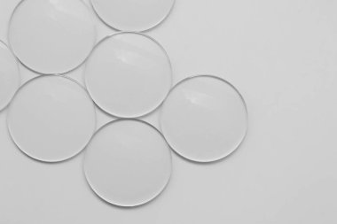 Beyaz arkaplandaki lens gözlüklerinin yakınlaştırılması 