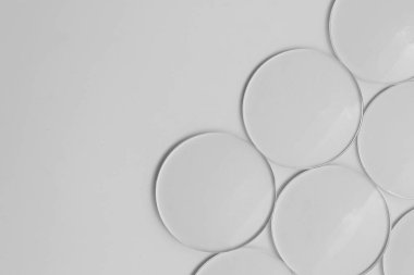 Beyaz arkaplandaki lens gözlüklerinin yakınlaştırılması 