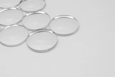 Beyaz arkaplandaki lens gözlüklerinin yakınlaştırılması 