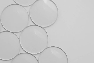 Beyaz arkaplandaki lens gözlüklerinin yakınlaştırılması 