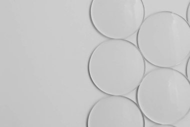 Beyaz arkaplandaki lens gözlüklerinin yakınlaştırılması 