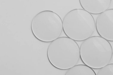 Beyaz arkaplandaki lens gözlüklerinin yakınlaştırılması 