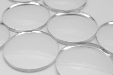 Beyaz arkaplandaki lens gözlüklerinin yakınlaştırılması 