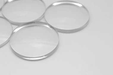 Beyaz arkaplandaki lens gözlüklerinin yakınlaştırılması 