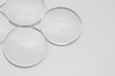 Beyaz arkaplandaki lens gözlüklerinin yakınlaştırılması 