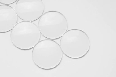 Beyaz arkaplandaki lens gözlüklerinin yakınlaştırılması 