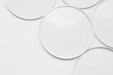 Beyaz arkaplandaki lens gözlüklerinin yakınlaştırılması 