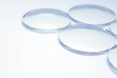 Beyaz arkaplandaki lens gözlüklerinin yakınlaştırılması 