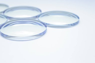 Beyaz arkaplandaki lens gözlüklerinin yakınlaştırılması 