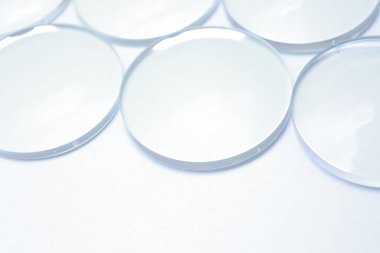 Beyaz arkaplandaki lens gözlüklerinin yakınlaştırılması 