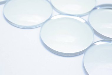 Beyaz arkaplandaki lens gözlüklerinin yakınlaştırılması 