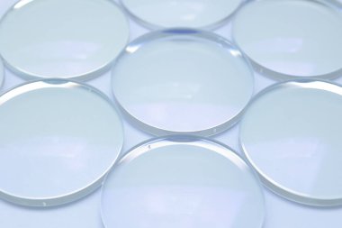 Beyaz arkaplandaki lens gözlüklerinin yakınlaştırılması 