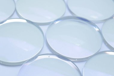 Beyaz arkaplandaki lens gözlüklerinin yakınlaştırılması 
