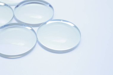 Beyaz arkaplandaki lens gözlüklerinin yakınlaştırılması 