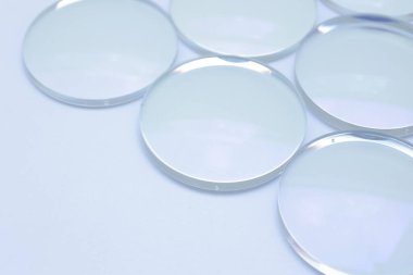 Beyaz arkaplandaki lens gözlüklerinin yakınlaştırılması 