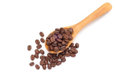 Beyaz arka planda kaşık kahve çekirdeklerinin üst görüntüsü 