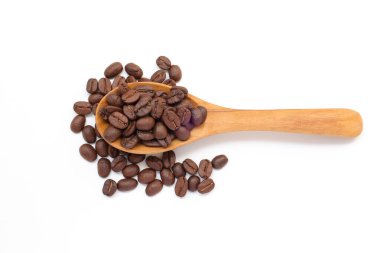 Beyaz arka planda kaşık kahve çekirdeklerinin üst görüntüsü 