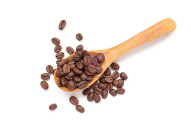Beyaz arka planda kaşık kahve çekirdeklerinin üst görüntüsü 