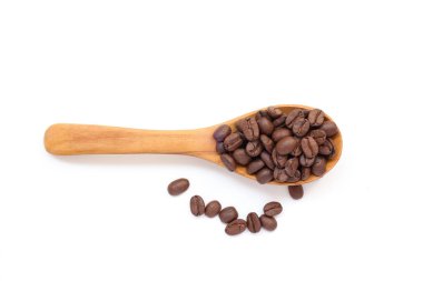 Beyaz arka planda kaşık kahve çekirdeklerinin üst görüntüsü 