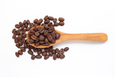 Beyaz arka planda kaşık kahve çekirdeklerinin üst görüntüsü 