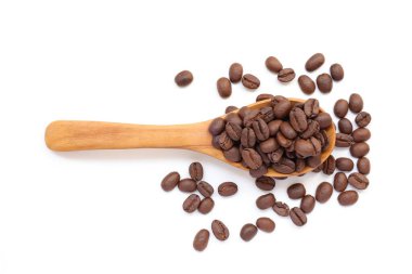 Beyaz arka planda kaşık kahve çekirdeklerinin üst görüntüsü 