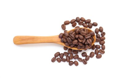 Beyaz arka planda kaşık kahve çekirdeklerinin üst görüntüsü 