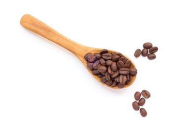 Beyaz zemin üzerine kaşık kahve çekirdekleri 