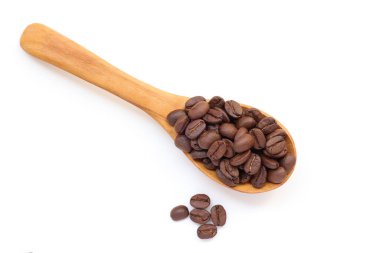Beyaz zemin üzerine kaşık kahve çekirdekleri 
