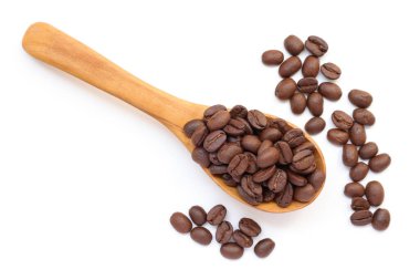 Beyaz zemin üzerine kaşık kahve çekirdekleri 