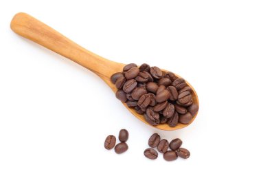Beyaz zemin üzerine kaşık kahve çekirdekleri 