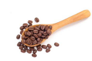 Beyaz zemin üzerine kaşık kahve çekirdekleri 