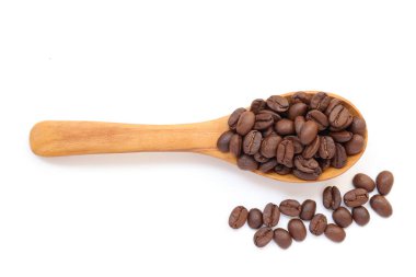 Beyaz zemin üzerine kaşık kahve çekirdekleri 