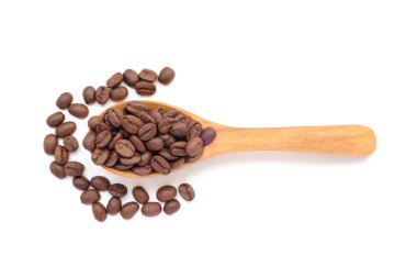 Beyaz zemin üzerine kaşık kahve çekirdekleri 