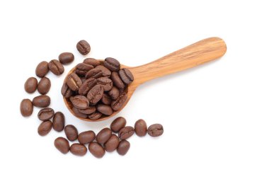 Beyaz zemin üzerine kaşık kahve çekirdekleri 