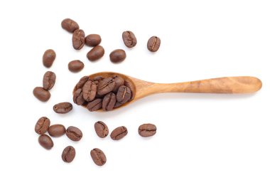 Beyaz zemin üzerine kaşık kahve çekirdekleri 
