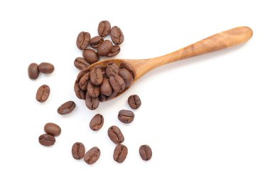 Beyaz zemin üzerine kaşık kahve çekirdekleri 