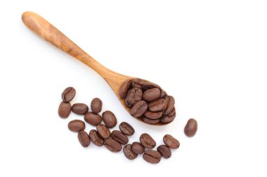Beyaz zemin üzerine kaşık kahve çekirdekleri 