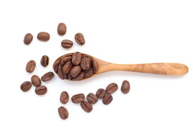 Beyaz zemin üzerine kaşık kahve çekirdekleri 