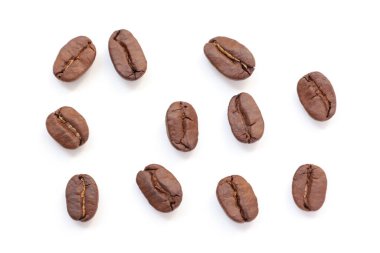 Kahverengi kahve çekirdekleri beyaz arkaplanda 
