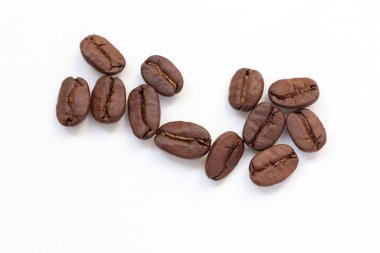 Kahverengi kahve çekirdekleri beyaz arkaplanda 