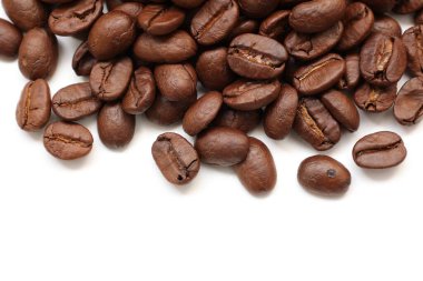 Kahverengi kahve çekirdekleri beyaz arkaplanda 