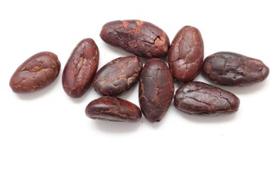 Kahverengi kavrulmuş kakao çekirdeğinden izole edilmiş. 